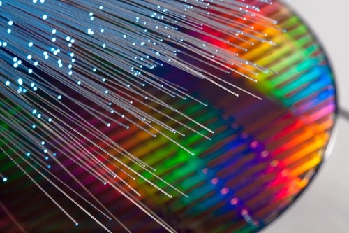 英特尔首提 “集成光电”：100G 硅光子产品出货量超 400 万个